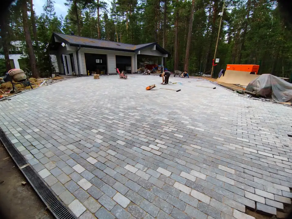 серо-зелёная галтованная брусчатка из камня лемезита для мощения во дворе